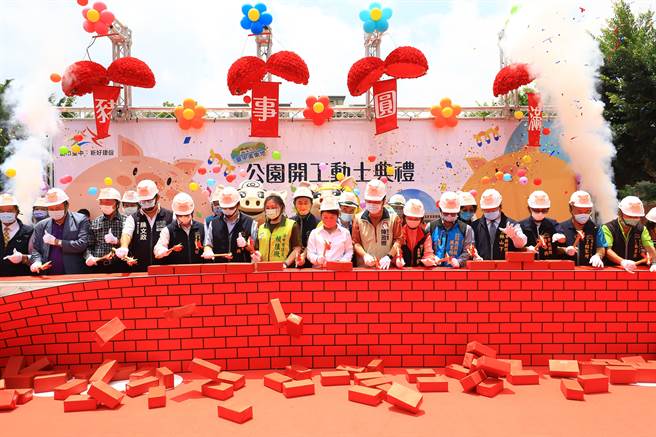 台中市长卢秀燕突破各种困难，将肉品市场转型活化为「猪事圆满公园」，22日举行开工动土典礼。（卢金足摄）