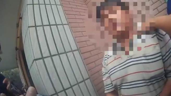 黃嫌在門口遭警方逮捕。（翻攝照片／崔正綱高雄傳真）