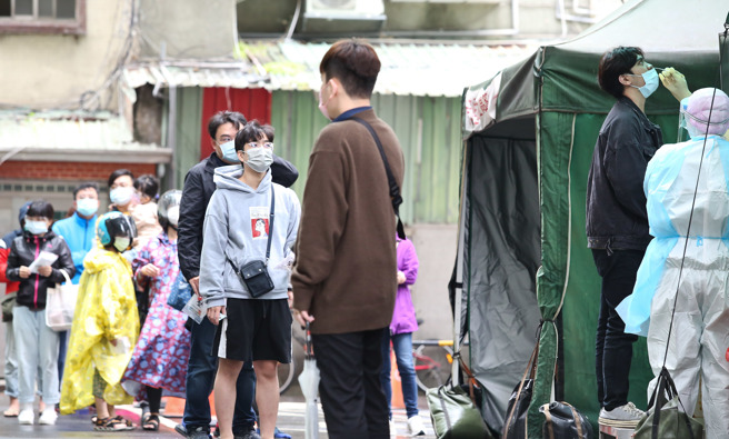 6縣市醫院即起禁探病。圖為民眾排隊等待接受採檢的畫面。（本報系資料照）