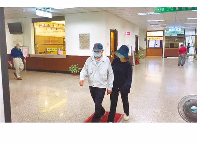 身著白色外套的陳姓男子殺死女兒，他在家人陪同下出庭應訊。（本報資料照片）