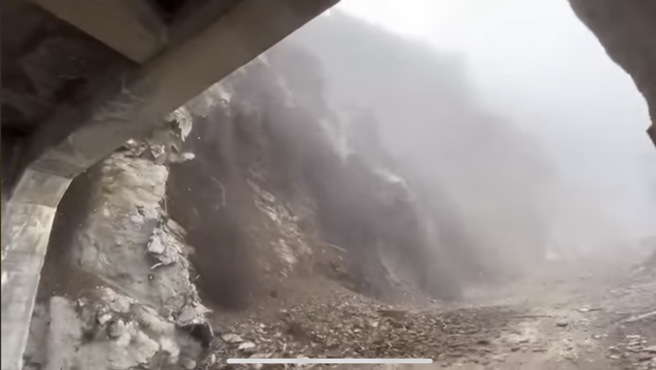 台8線117.4K中橫公路路段，山崩意外，驚悚一瞬間。（翻攝自爆廢公社2館）