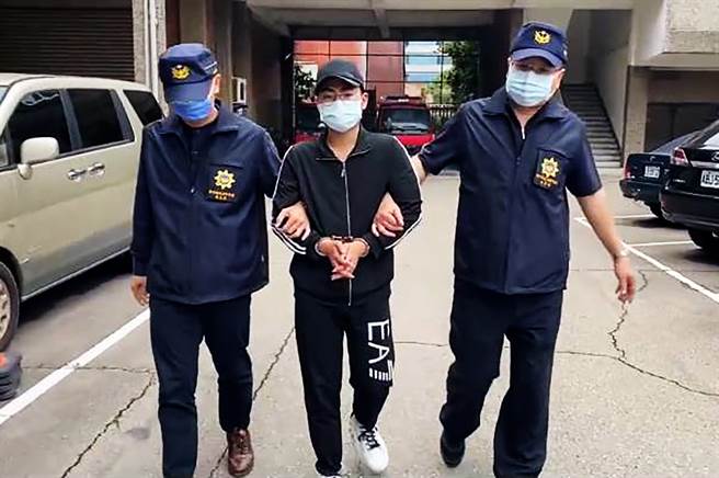 警方逮获诱使少年加入帮派的徐嫌（中），依法移送新竹地检署侦办。（新竹县警局提供／罗浚滨新竹传真）