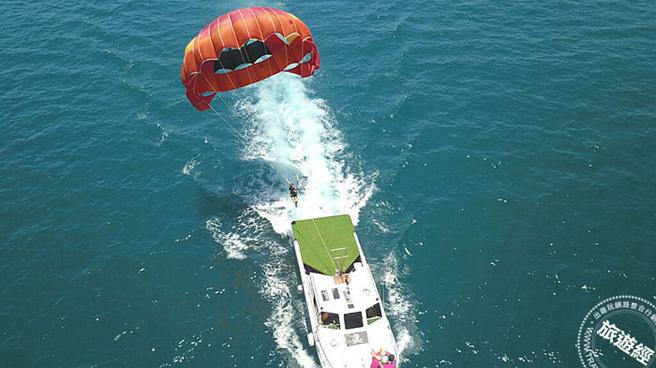 澎湖海上拖曳伞体验，以不同视角俯瞰迷人的澎湖蔚蓝海岸线