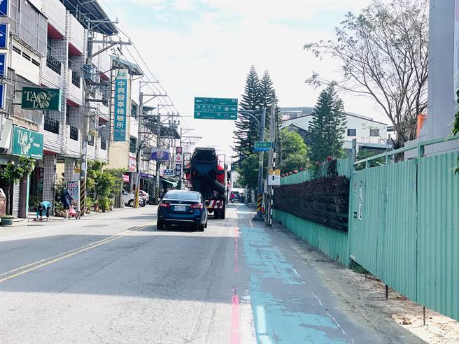 神岡區社口國小及岸裡國小周邊通學步道險象環生，學童安全相當堪憂。（陳淑娥攝）