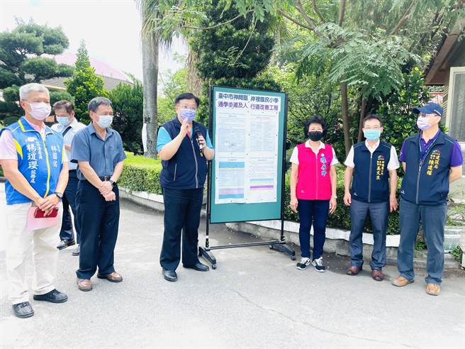 神岡區社口國小及岸裡國小周邊通學步道險象環生，立委楊瓊瓔服務處會勘爭取改善。（陳淑娥攝）