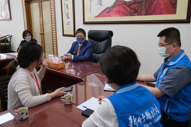 县长杨文科紧急成立跨局处「新竹县防疫紧急应变中心」，将尽早整合各项资源，准备好迎接防疫全新阶段。（新竹县政府提供／罗浚滨新竹传真）