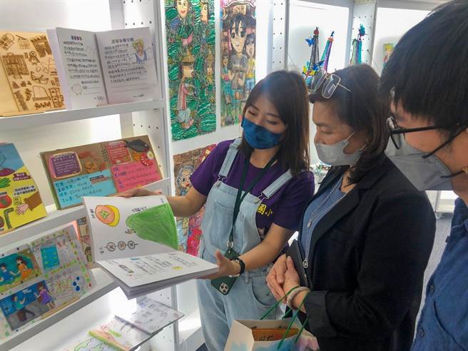 賞心苑搭配「世界閱讀日」正式啟用，也辦理閱讀、藝文學習成果展。（金湖國小提供）