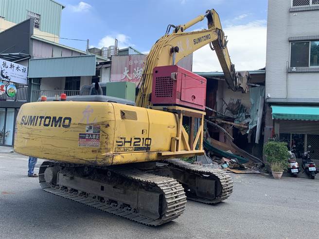 台中市北区大湖里一处私娼寮，嚣张揽客从事色情交易，挑战公权力，警方祭出铁腕，今日由市府派员拆除四间违建。（民眾提供／卢金足台中传真）