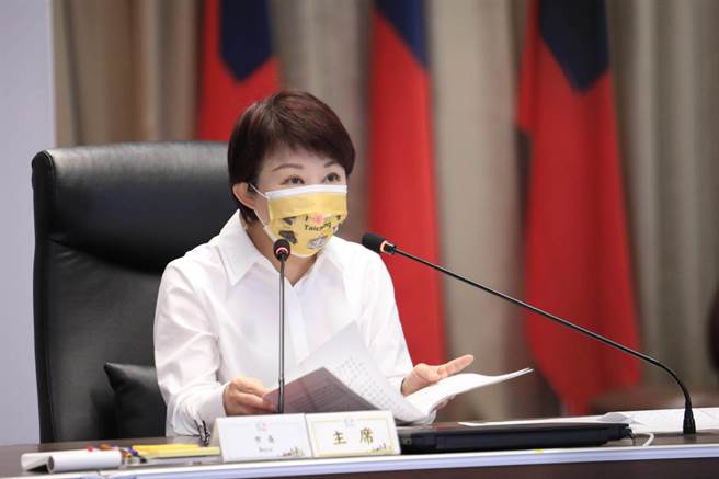 台中市長盧秀燕首創行動市政會議，考量疫情延燒，下周二起暫緩至各區舉行市政會議，維持都在府內辦理。（謝瓊雲攝）