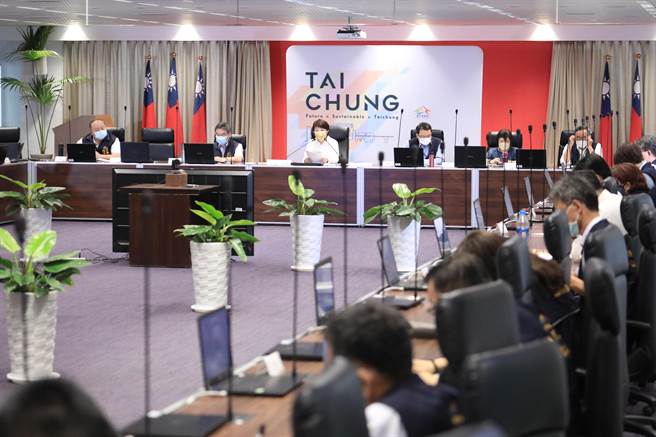 台中市長盧秀燕首創行動市政會議，考量疫情延燒，下周二起暫緩至各區舉行市政會議，維持都在府內辦理。（市府提供／謝瓊雲台中傳真）
