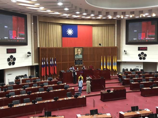 柯文哲周一進議會報告，今進行視訊質詢測試。(楊亞璇翻攝)