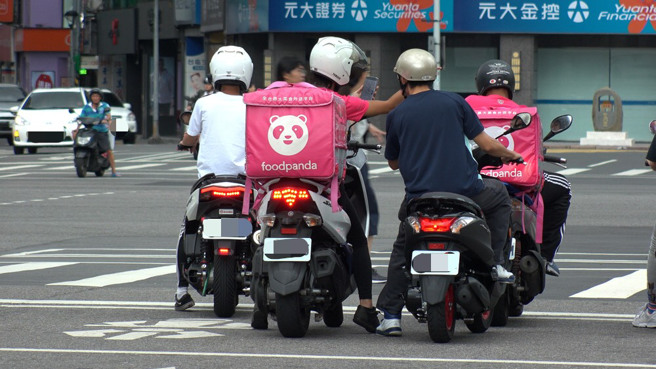 居家照护取餐成问题，陈时中建议把钥匙丢下楼，引发议论。图为在路上的外送员。（示意图，达志影像/shutterstock）