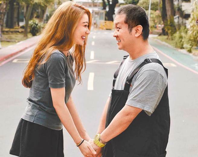 依依白色情人节时晒出与纳豆合照放闪。（依依脸书）