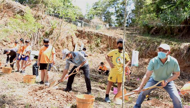 4月22日是「世界地球日」，今年的主题是「投资我们的地球」，多个企业认养林地。（日月光基金会提供／林良齐台北传真）