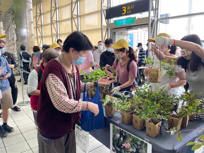 4月22日是「世界地球日」，今年的主题是「投资我们的地球」，多个企业认养林地。（林务局提供／林良齐台北传真）