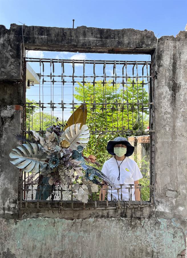 清眷森活艺术节，在清眷废弃的铁窗妆点植物艺术作品，让清眷好看又好拍。（港区艺术中心提供）