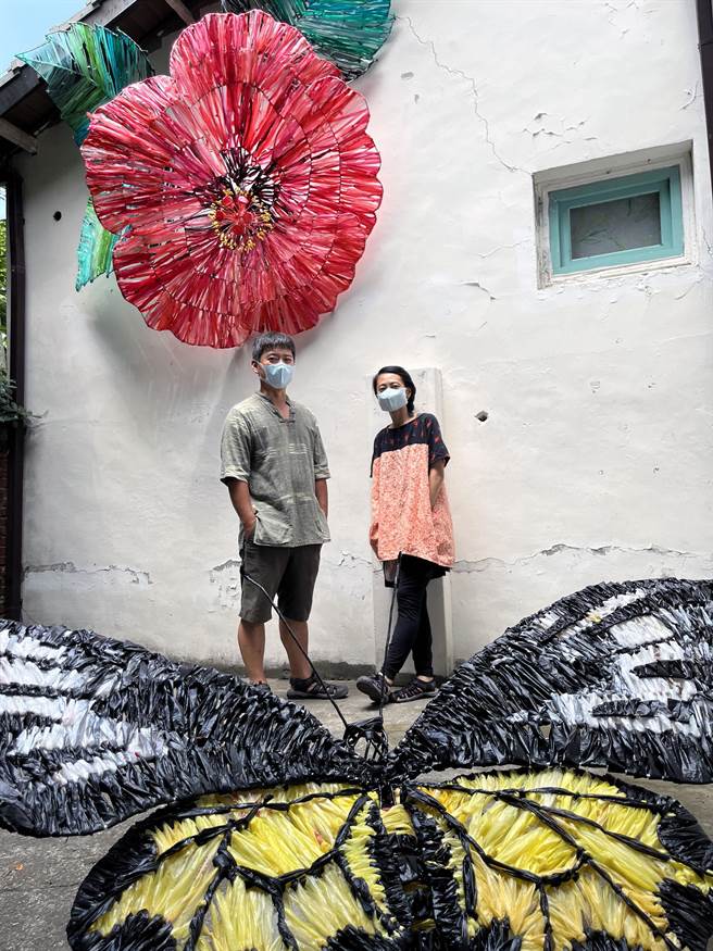  清眷森活艺术节户外空间创作《森塑「大」自然》，杨芳宜(右)及林俊作(左)期盼大家从自然中看见「转废为用」所塑造的再生风景。（港区艺术中心提供）