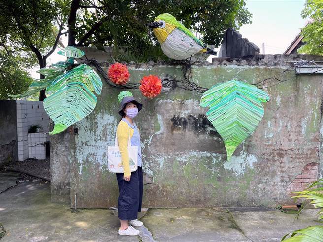 《森塑「大」自然》利用回收塑料、铝线为材料所做成，不但环保并符合清眷空间。（港区艺术中心提供）