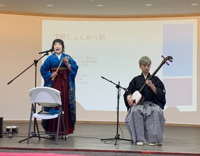 玄奘大学4月20日举办「津轻三味线春之烂漫演奏会」与会讲师精彩表演。(图/玄奘大学提供)
