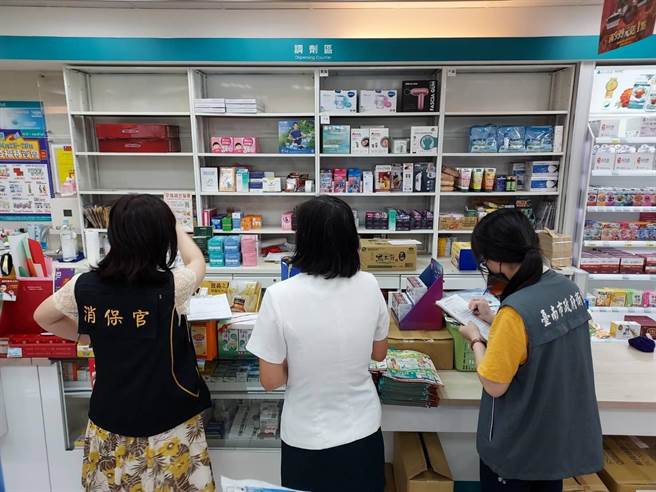 台南市衛生局今天會同消保官稽查藥局、超商、連鎖醫療器材有無囤放家用快篩。(台南市衛生局提供／曹婷婷台南傳真)