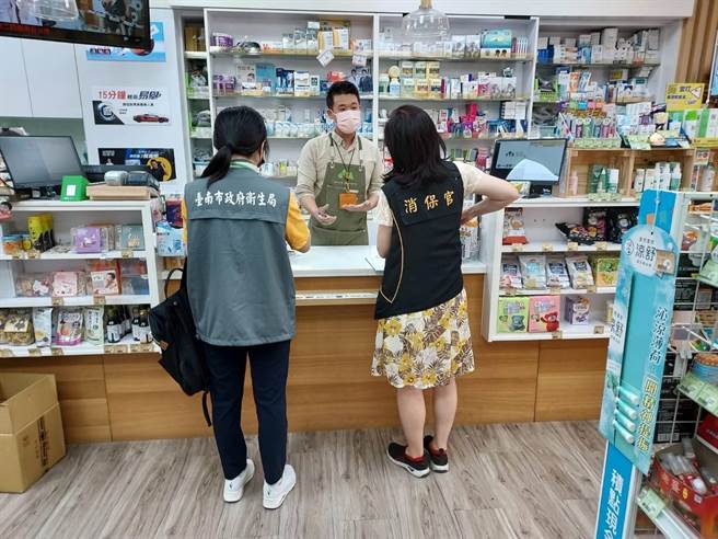 台南市衛生局今天會同消保官稽查藥局、超商、連鎖醫療器材有無囤放家用快篩。(台南市衛生局提供／曹婷婷台南傳真)