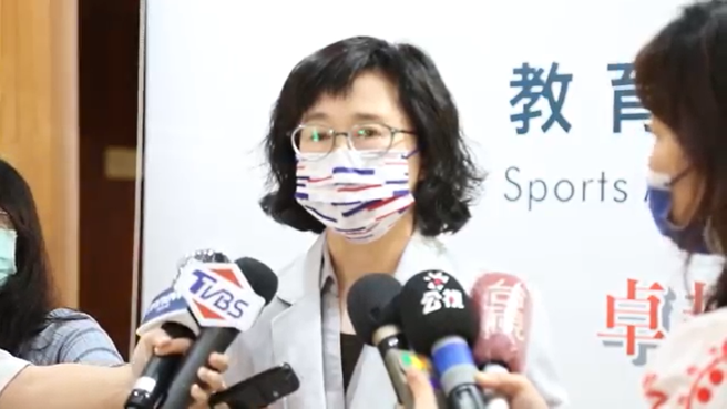 體育署競技運動組副組長戴琬玲受訪說明橄欖球隊員在泰國染疫後續情況。（體育署提供）