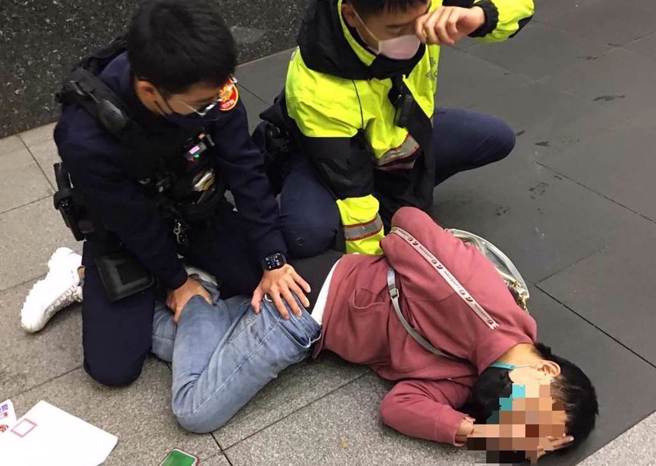 北车借钱哥又变色叔叔，转战北车及板桥车站，对单身女子上下其手，检警向紧急向法院申请羁押。(中时资料库)