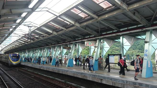 民进党立委沈发惠、赖品妤今（22日）表示，针对旅客人流较大的高架车站汐科站、五堵站，要求台铁于3个月内儘快制定消防防护计画。（摘自沈发惠脸书）