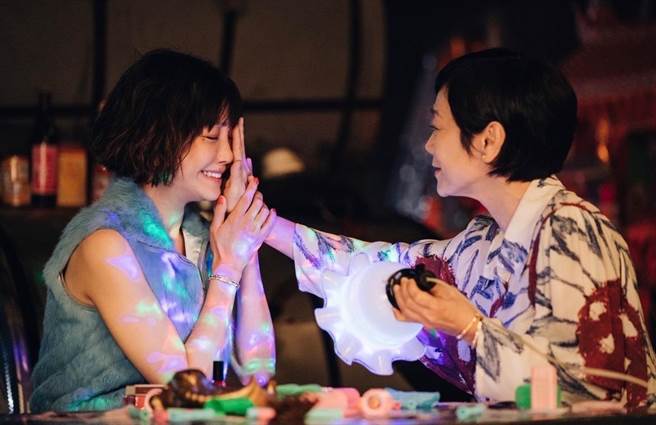 谢欣颖（左）首次和偶像张艾嘉（右）对戏，兴奋宣告人生成就解锁。（CATCHPLAY提供）