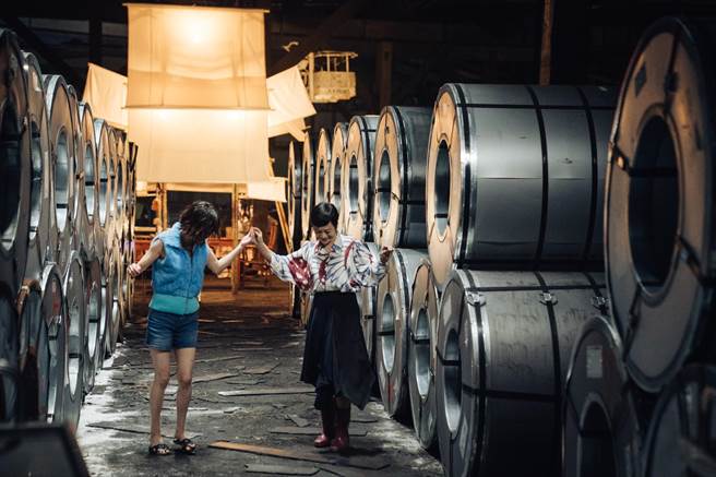 谢欣颖（左）和偶像张艾嘉（右）对戏，说一看到她就掉眼泪。（CATCHPLAY提供）