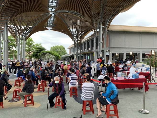 疫苗数量不足，在花莲火车站施打站，限缩300人。（王志伟摄）