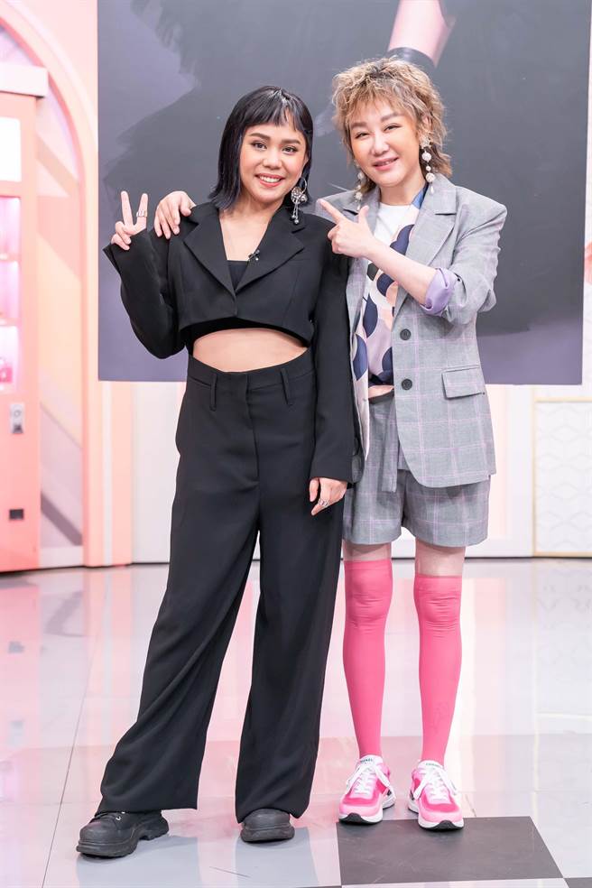 赞薇（左）经改造后，与蓝心湄开心合照。（TVBS提供）