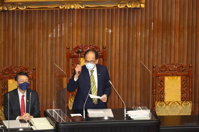 因应少子化衍生的私校退场争议，立法院22日在院长游锡堃（如图）敲搥三读通过《私立高级中等以上学校退场条例》，明订学校解散清算后，剩余财产仅能由学校法人捐赠退场基金、中央机关或公立学校，或归属地方政府；而遭列专案辅导的学校，可于2年内转型发展其他教育、文化或社福事业，届期未完成，依规定就须进行停办、解散。（张铠乙摄）