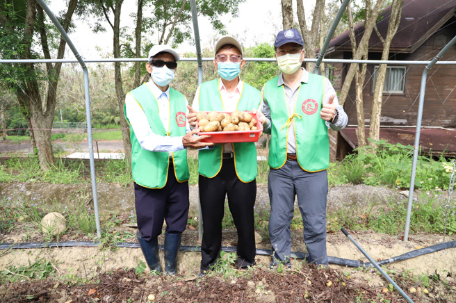 南华大学期盼透过环境永续行动，唤起社会大眾对于气候变迁问题之重视，共创低碳永续家园。(图/南华大学提供)
