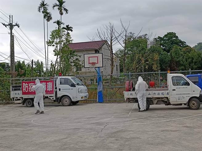 竹山鎮學童確診，清潔人員進行清消。（竹山鎮公所提供／廖志晃南投傳真）
