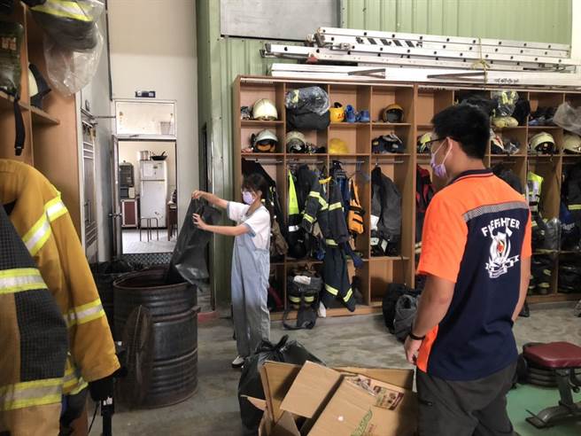 雲林縣府每年提供約100個名額給大專生到公家單位工讀2個月的機會，名額搶破頭，圖為一名女大生去年在褒忠消防隊的工讀情形。（雲林縣政府提供）