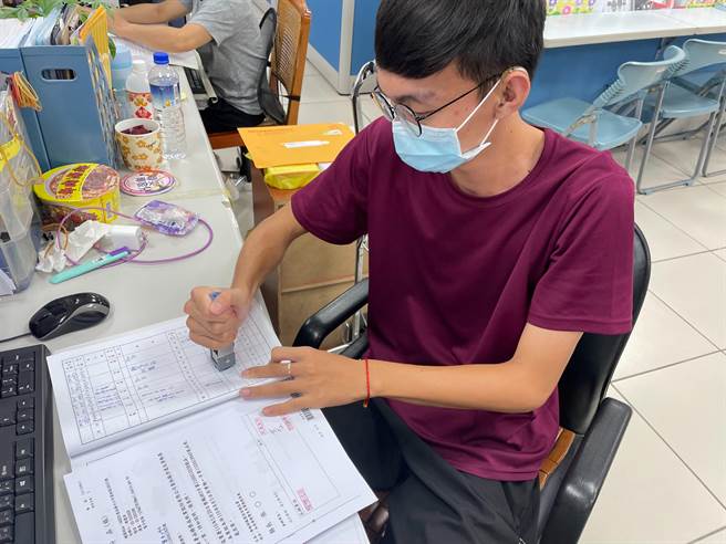 一名男大學生去年工讀情形。（雲林縣府提供）