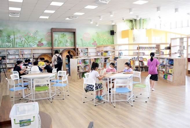 屏东市民生国小仿造屏东总图，改造校内图书馆，成为全校师生首选的休憩场域。（林和生摄）