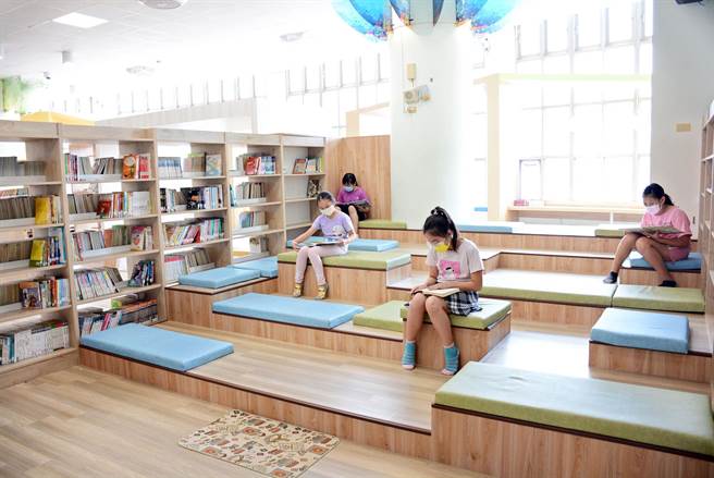 屏东市民生国小图书馆，舒适阅读空间成了提高借阅率的关键。（林和生摄）