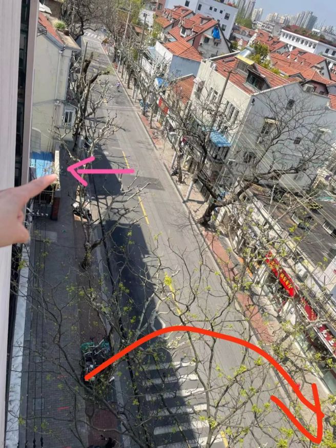 為了確保東西能送到每個人的手中，他們會打開窗戶拍攝下此刻空空蕩蕩的街道，試圖辨認大部隊的方向。（作者提供）
