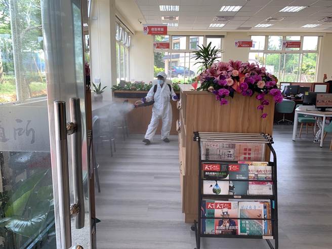 金门再新增2例新冠确诊，环保局在足迹范围进行环境清消。（金门县府提供）