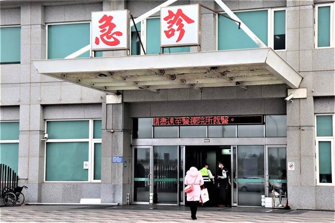 澎湖今年首例確診者40歲女性，經三總澎湖分院5天治療，21日康復出院。(張茂雄攝)