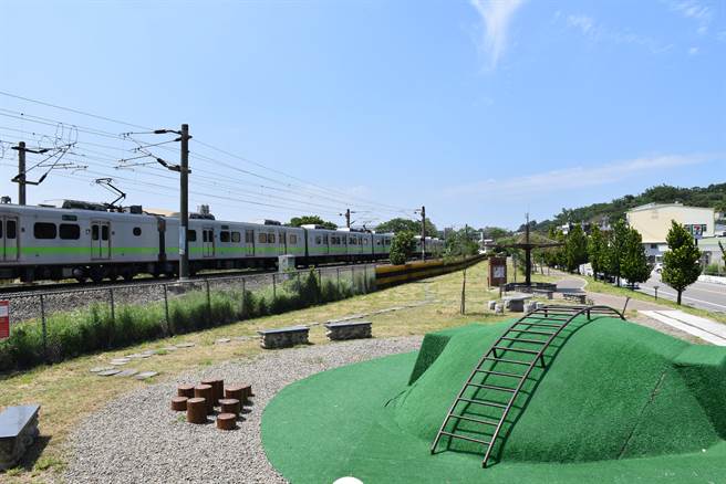 造橋鄉親子特色公園座落造橋火車站北側鐵道旁空地。（謝明俊攝）