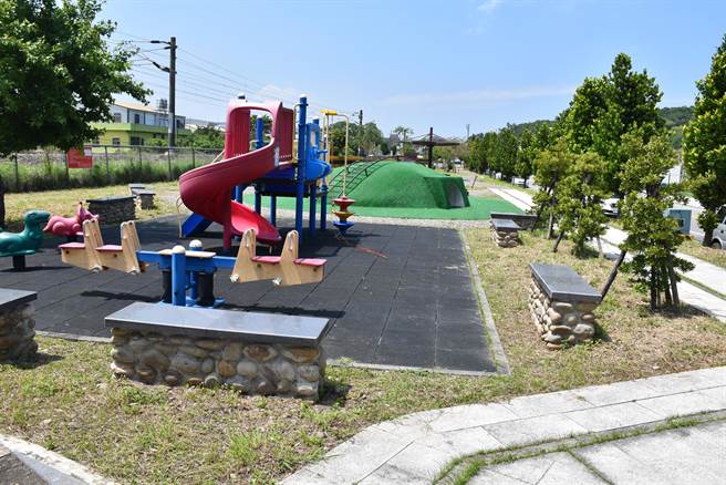 造橋鄉親子特色公園座落造橋火車站北側鐵道旁空地。（謝明俊攝）