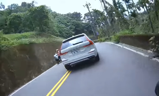 有名男子拍下有輛「瑞典坦克」在山路間瘋狂的「截彎取直」行駛，讓他怒批「不會開車就別出來害人」。（翻攝自臉書爆料公社二社）