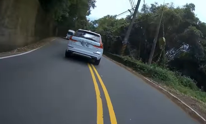 有名男子拍下有輛「瑞典坦克」在山路間瘋狂的「截彎取直」行駛，讓他怒批「不會開車就別出來害人」。（翻攝自臉書爆料公社二社）