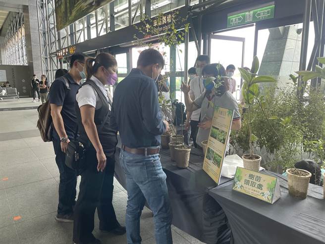 台湾高铁与林务局合作举办「共植美好」低碳永续行动，22日世界地球日在高铁台中站赠送1200株树苗。（卢金足摄）