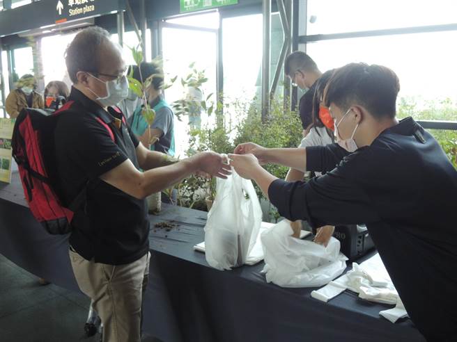 高铁公司希望藉此推广台湾原生植物栽植，增加大眾对台湾原生植物的认识。（卢金足摄）