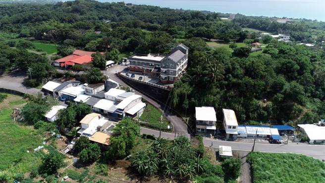 台东县长滨乡卫生所新建大楼22日落成启用，乡亲指出，旧卫生所需爬一段45度的好汉坡（如图）才能抵达。（台东县府提供／蔡旻妤台东传真