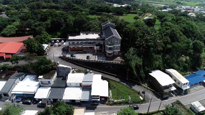 台东县长滨乡卫生所新建大楼22日落成启用，乡亲指出，旧卫生所需爬一段45度的好汉坡（如图）才能抵达。（台东县府提供／蔡旻妤台东传真）